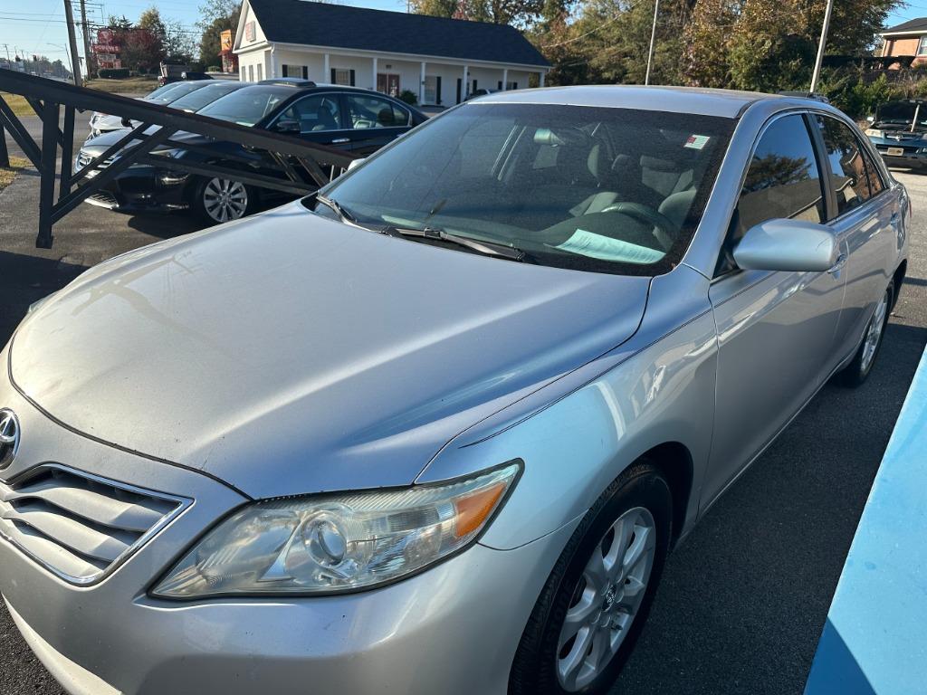 2011 Toyota Camry LE's photo